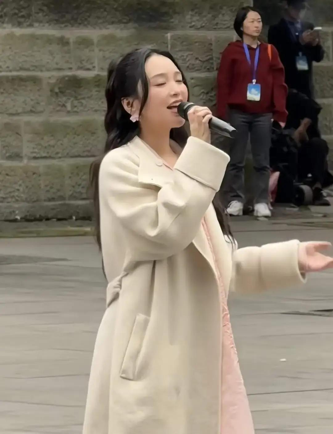 42场县城唱老歌，她挣了半个小目标
 
金莎把商演搬进三四线商场。去年跑了42场