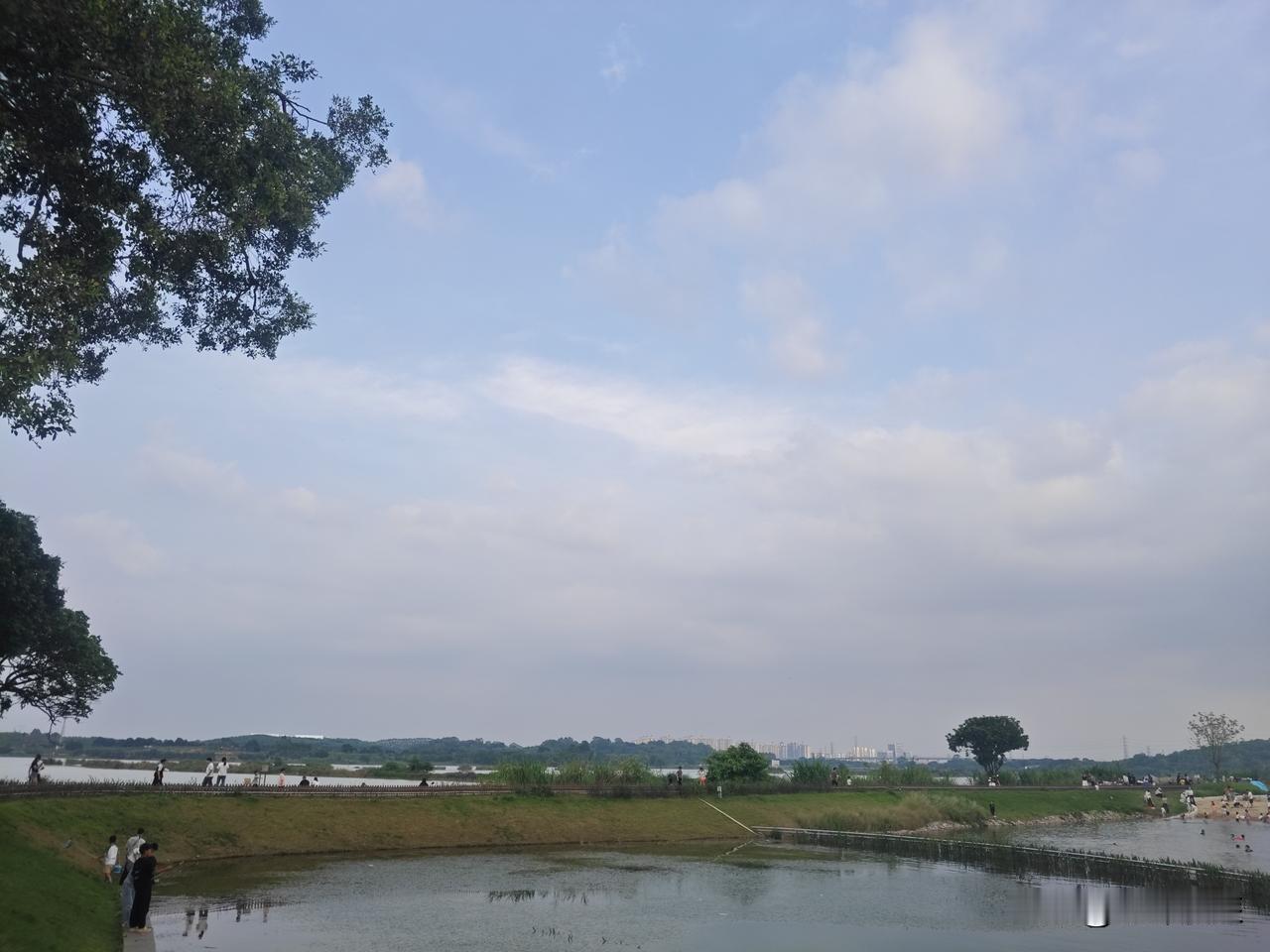 喜欢广州的后花园增城，节奏没有市中心的快，公园比较多，而且夏季有太多的荔枝吃，生