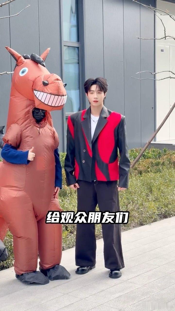 孙天宇 内娱天选马系艺人东方卫视春节晚会 元气满满的马系少年孙天宇，眉眼间尽是鲜