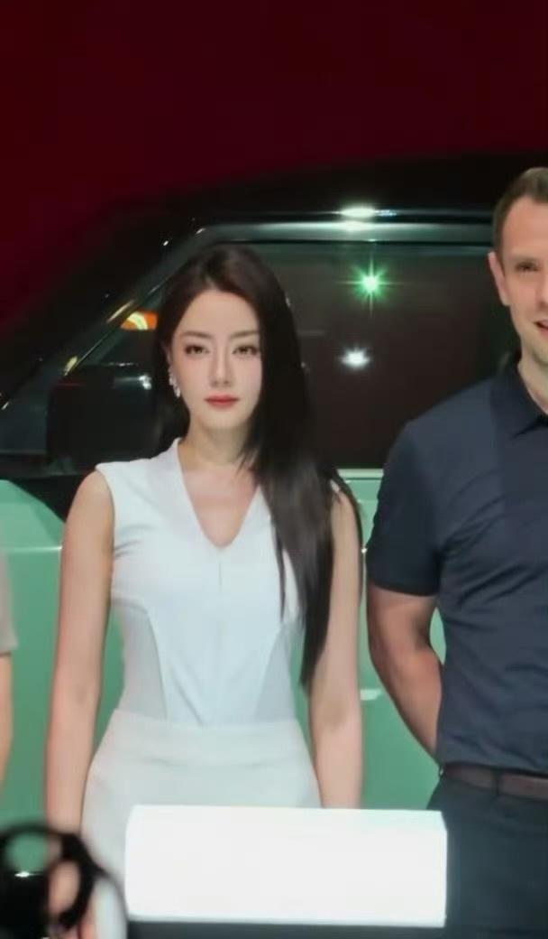 各路生图完全美出天际。
美丽的女总裁下班还给大家伙儿飞个吻😘～也是很有爱了。 