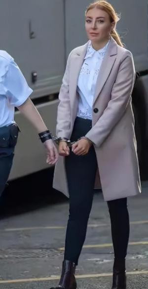 英国伦敦，一个比较奔放的女狱警，在值班时钻进囚犯牢房，跟抢劫犯发生关系，还被另一