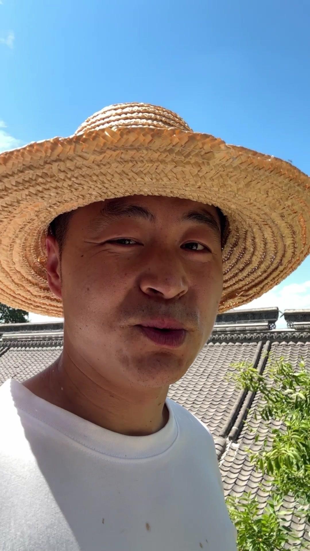 端午回村的瞬间，感觉直接穿越回小时候～村里宰猪分肉，每家能拿到二斤左右，这种踏实