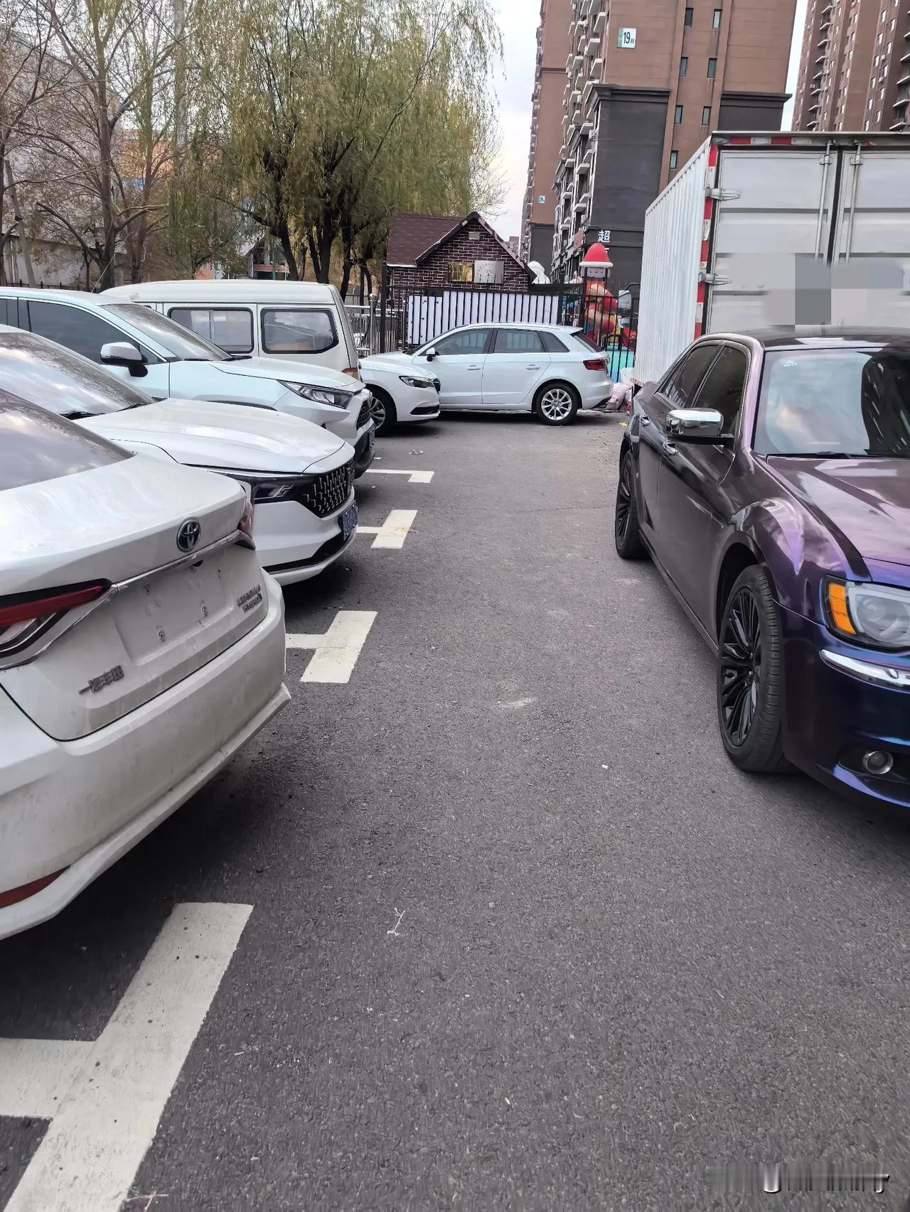 简简单单发个图。
都这么停车，你说烦人不烦人吧？
没有位置创造位置也要停。
这种