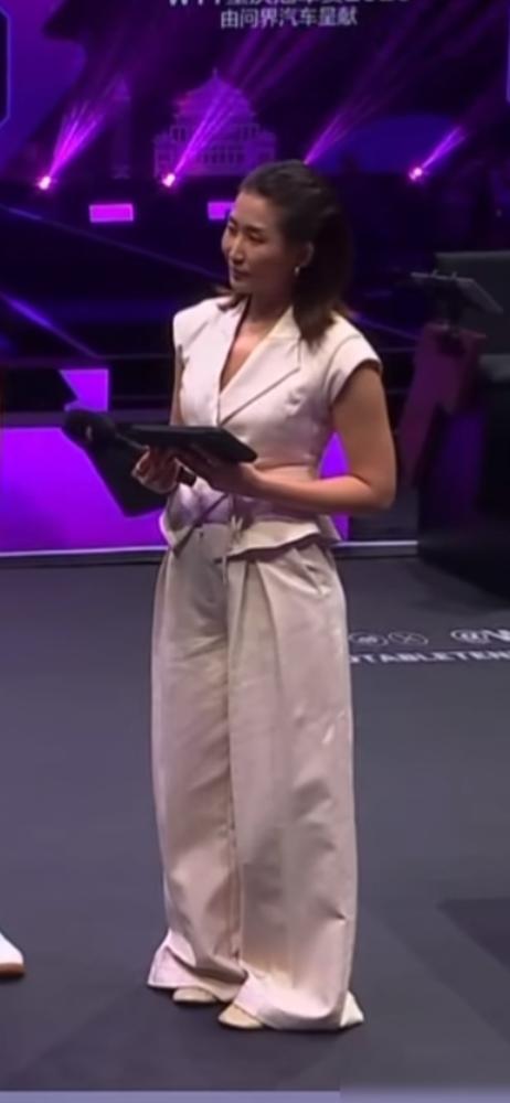 凭什么央视李武军穿啥都封神，到了WTT女主持这，穿条阔腿裤就被骂到镜头前抬不起头