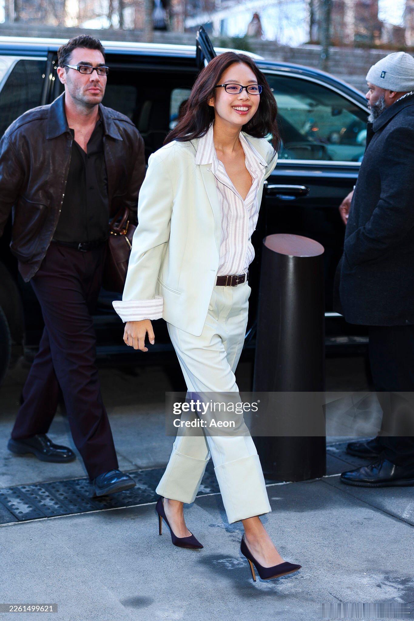 Jennie纽约时装周生图Jennie黑框眼镜这个眼镜特别加分 完全妮总 