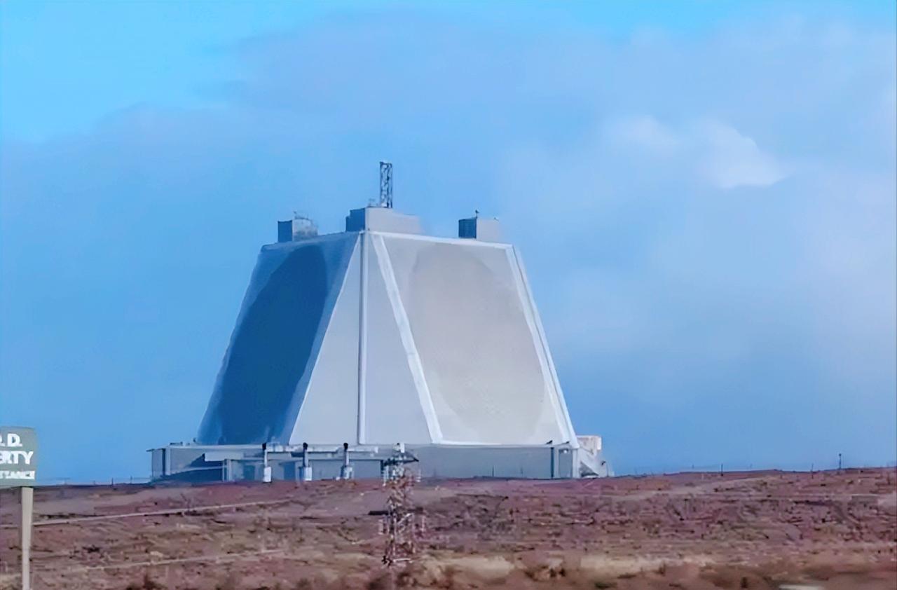 局势彻底失控！中东一夜之间打成这样，伊朗直接发起大规模跨境军事行动，美军在卡塔尔