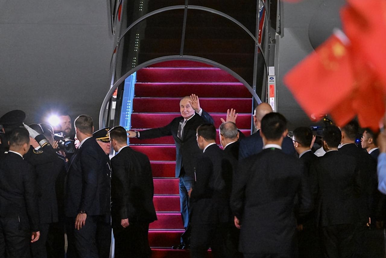 北京双访背后的中国定力
美俄领导人先后访华，表面是时间上的巧合，实则共同指向了一