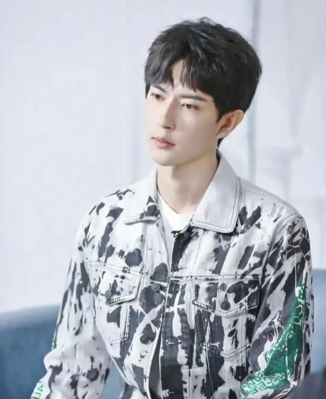 小于这次穿豹纹真惊艳到我了。
之前总觉得豹纹比较“野性”难驾驭，但他挑了款低饱和