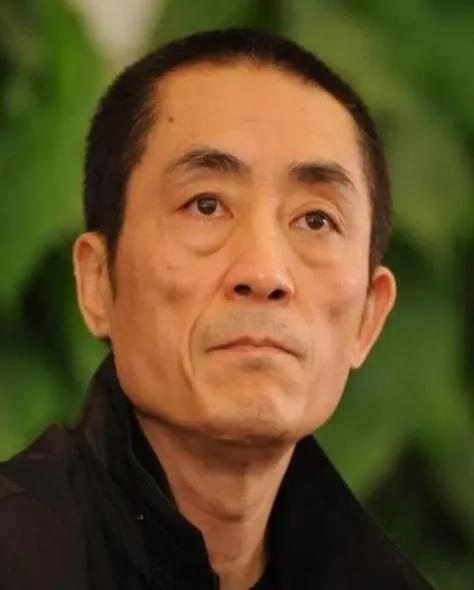 2008年奥运会开幕式上，姚明高举红旗走在人群正前方。突然，张艺谋icon脸色大