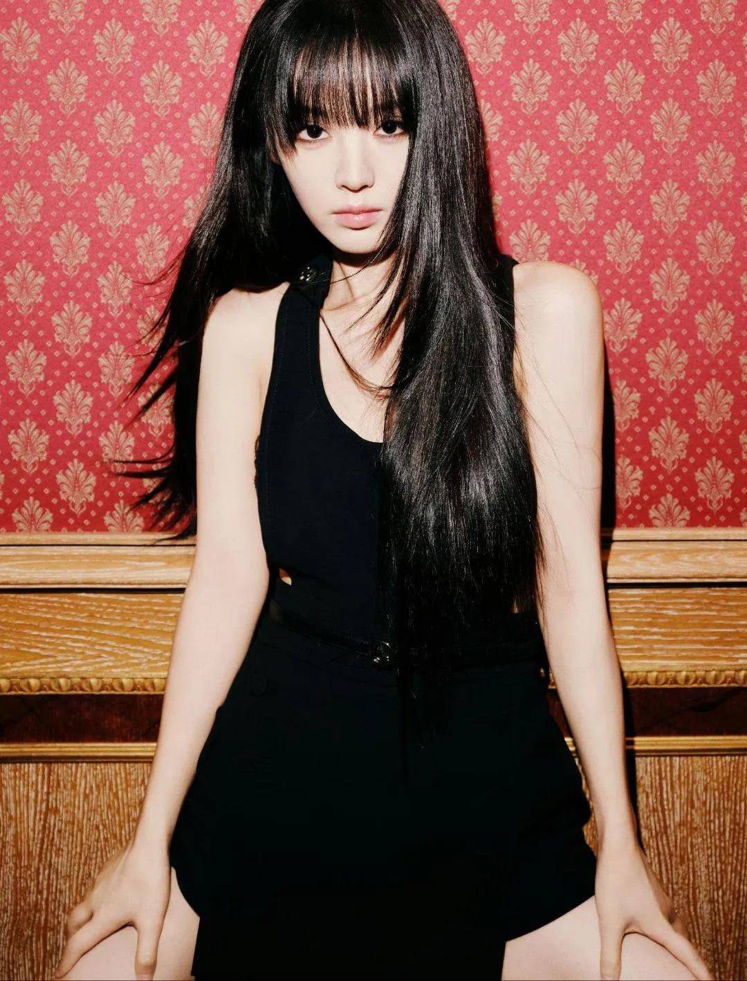 田曦薇时装周造型，黑长发搭配烟熏妆，又甜又辣，酷飒优雅！