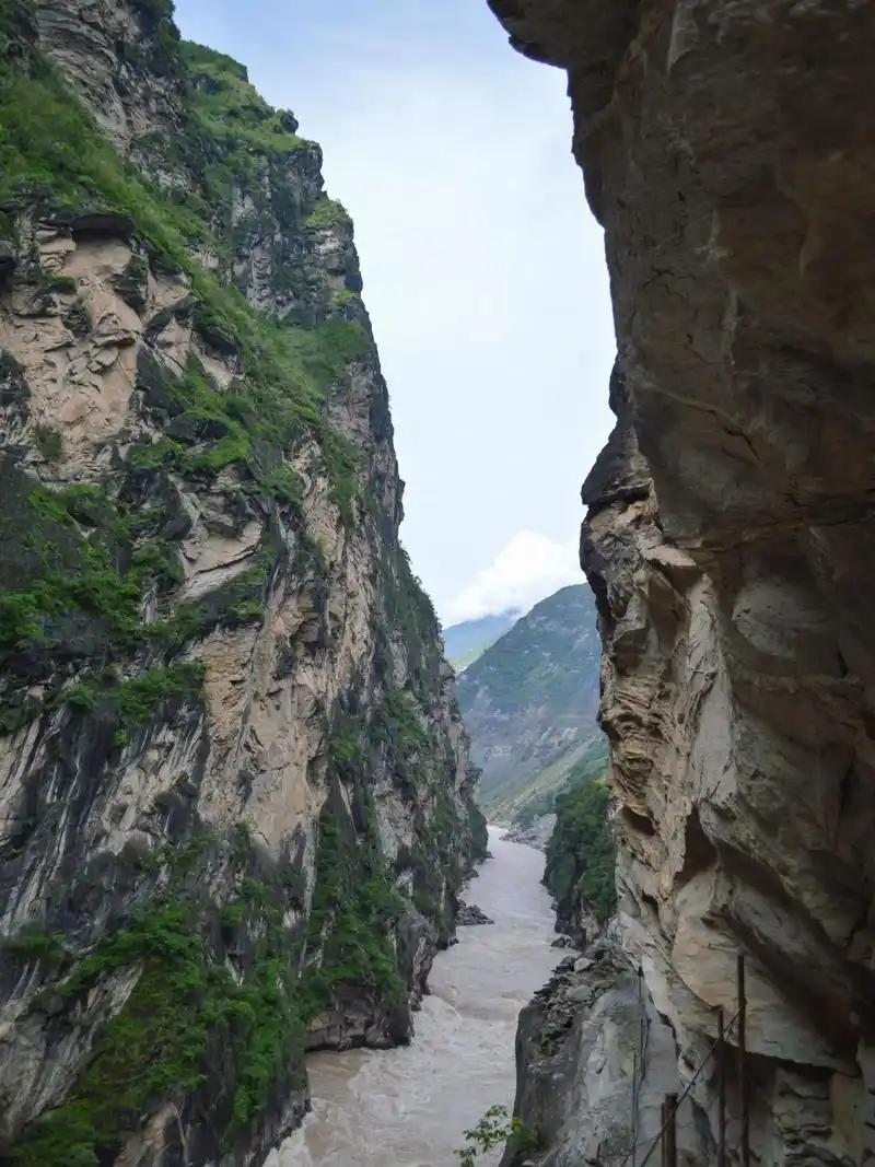 云南虎跳峡 “发疯石” 坠江事件迎来致命反转：男子遗体距离水面仅 40 厘米，横