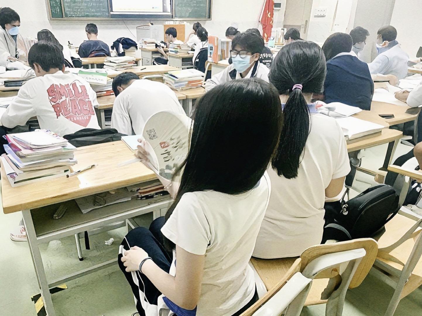 16岁 会因刚洗完头拥有散发香味蓬松的头发而开心 会因上课老师抽背没有...