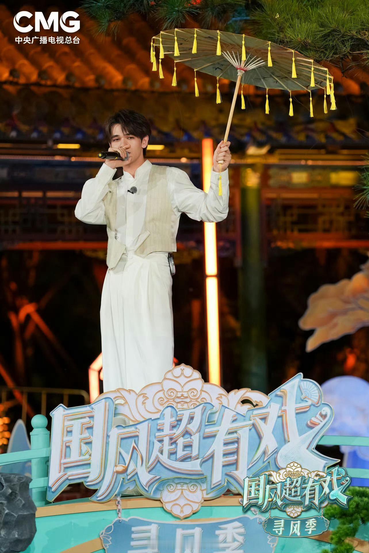 庆怜纯正出口国风音乐庆怜在央视舞台唱《林妹妹》扮贾宝玉，那表现绝了！每个动作都使