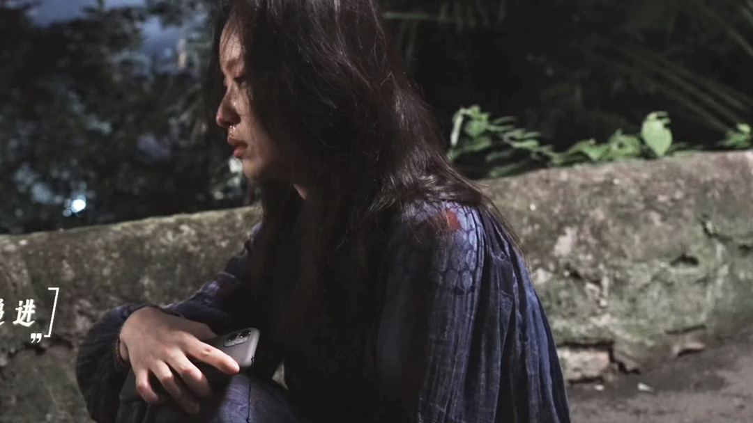 倪妮街头锤头爆哭 倪妮这场戏的好不在于她哭得多大声在于她哭不出来之后的那几秒。眼