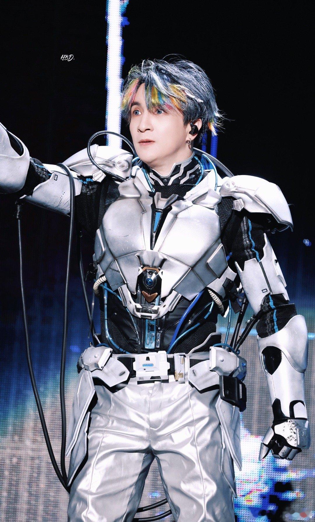 #薛之谦去见谦友都是用跑的#那个奔跑的身影，那个比心的动作，让双向奔赴变得如此具