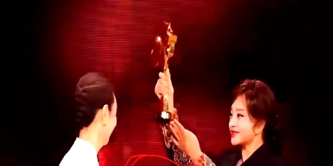 刘晓庆颁奖礼这波操作真把我整不会了！

现在网上吵翻了，有人说她真性情，不按流程
