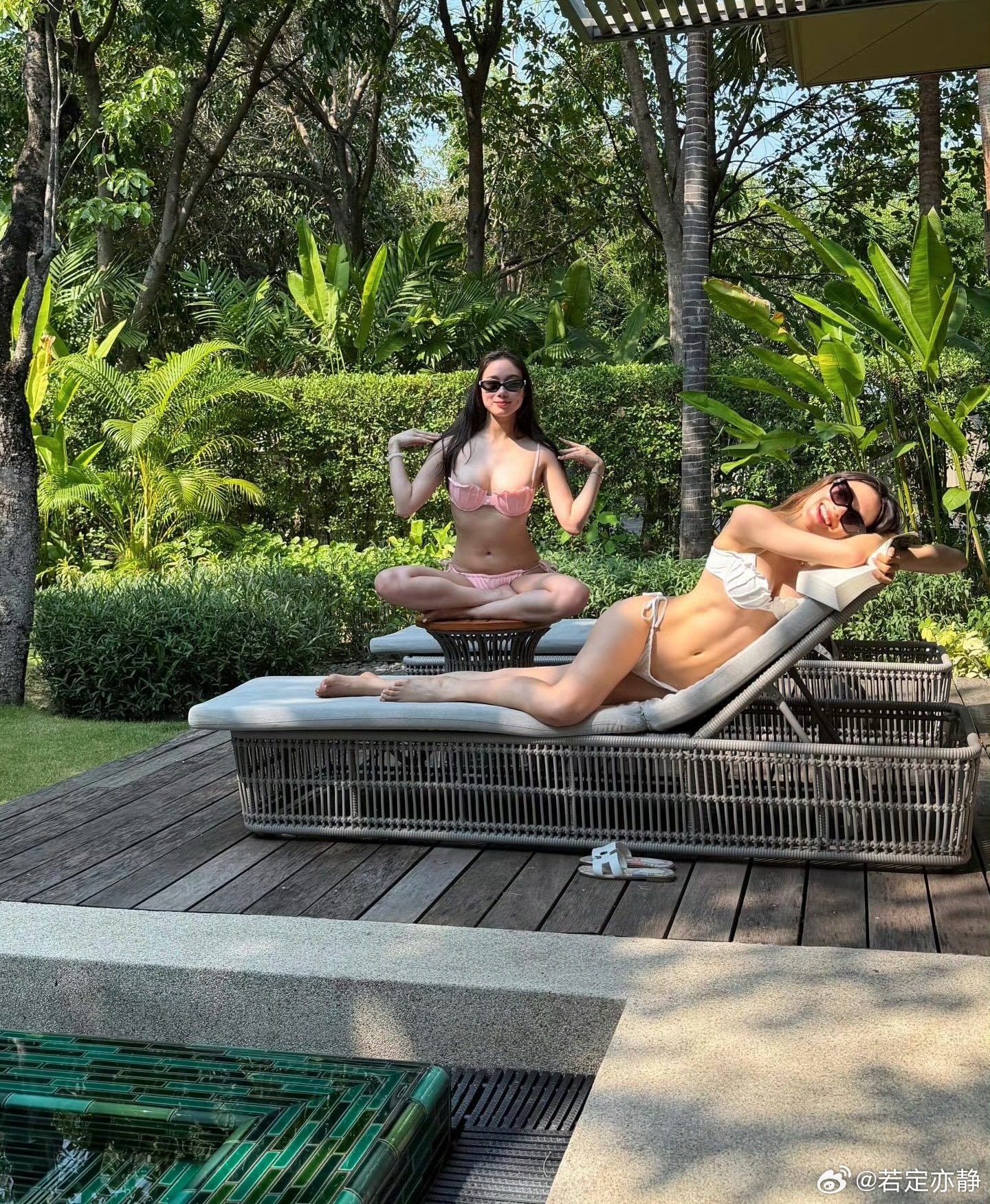 谷爱凌何超欣比基尼照2026年4月初，谷爱凌在社交平台发布与何超欣在泰国顶级疗养