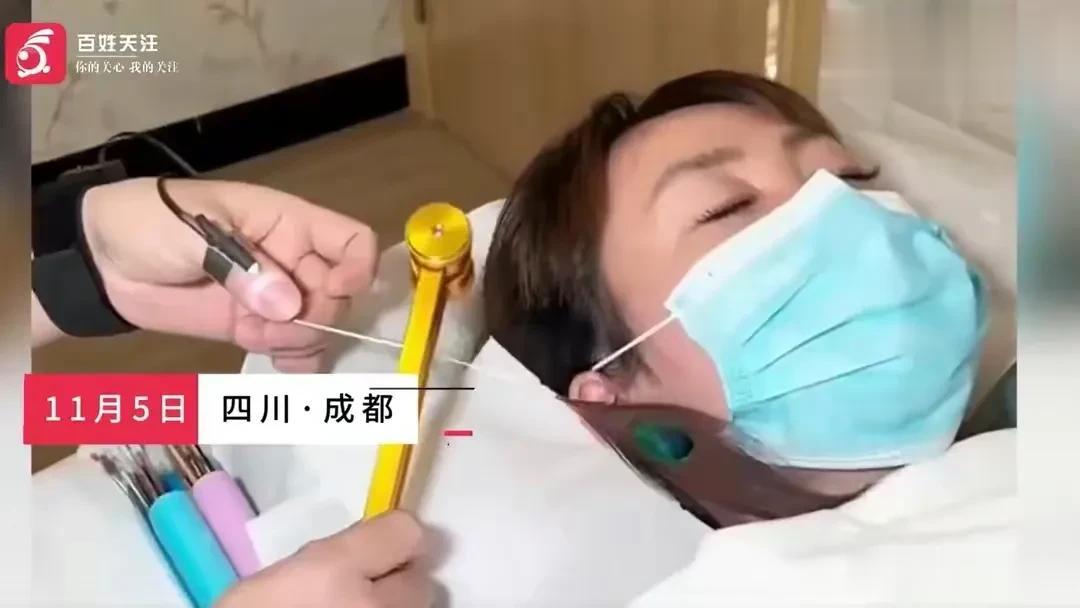#女子在足疗店按摩遭男技师猥亵# 

近日，四川成都，一则“女子在足疗店按摩遭男