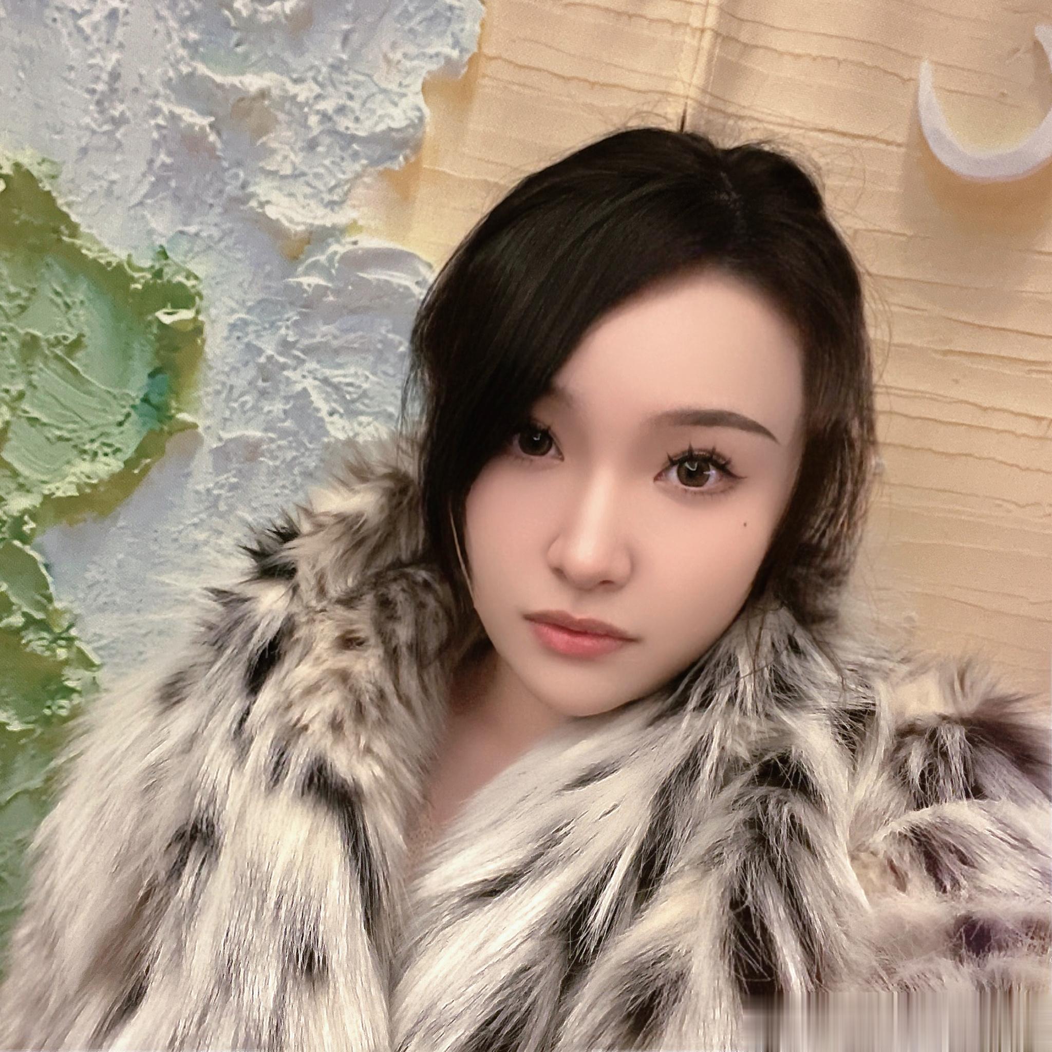 人生中第一次穿皮草（环保皮革！）路都不会走了哈哈哈哈太霸气了玛雅，感觉要去参加顾