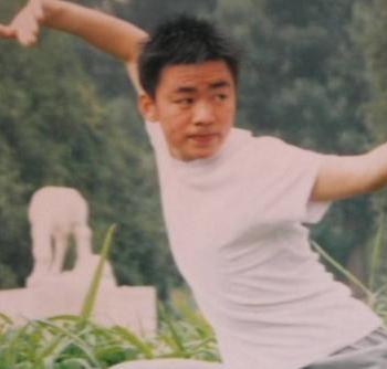 王宝强没成名的时候，一次边走边玩手机，忽然被三个小混混给拦住了。当时王宝强不想惹