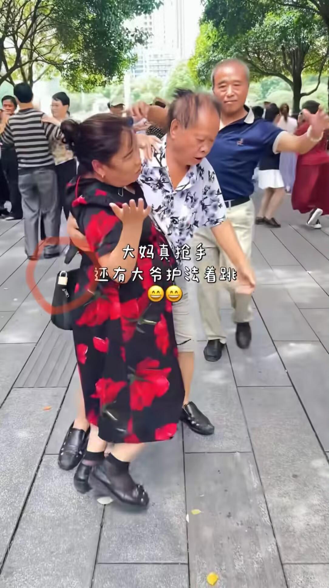 大爷大妈跳舞既娱乐又锻炼了身体，但谁知道大妈包包里装了什么，要用一把锁来锁住？