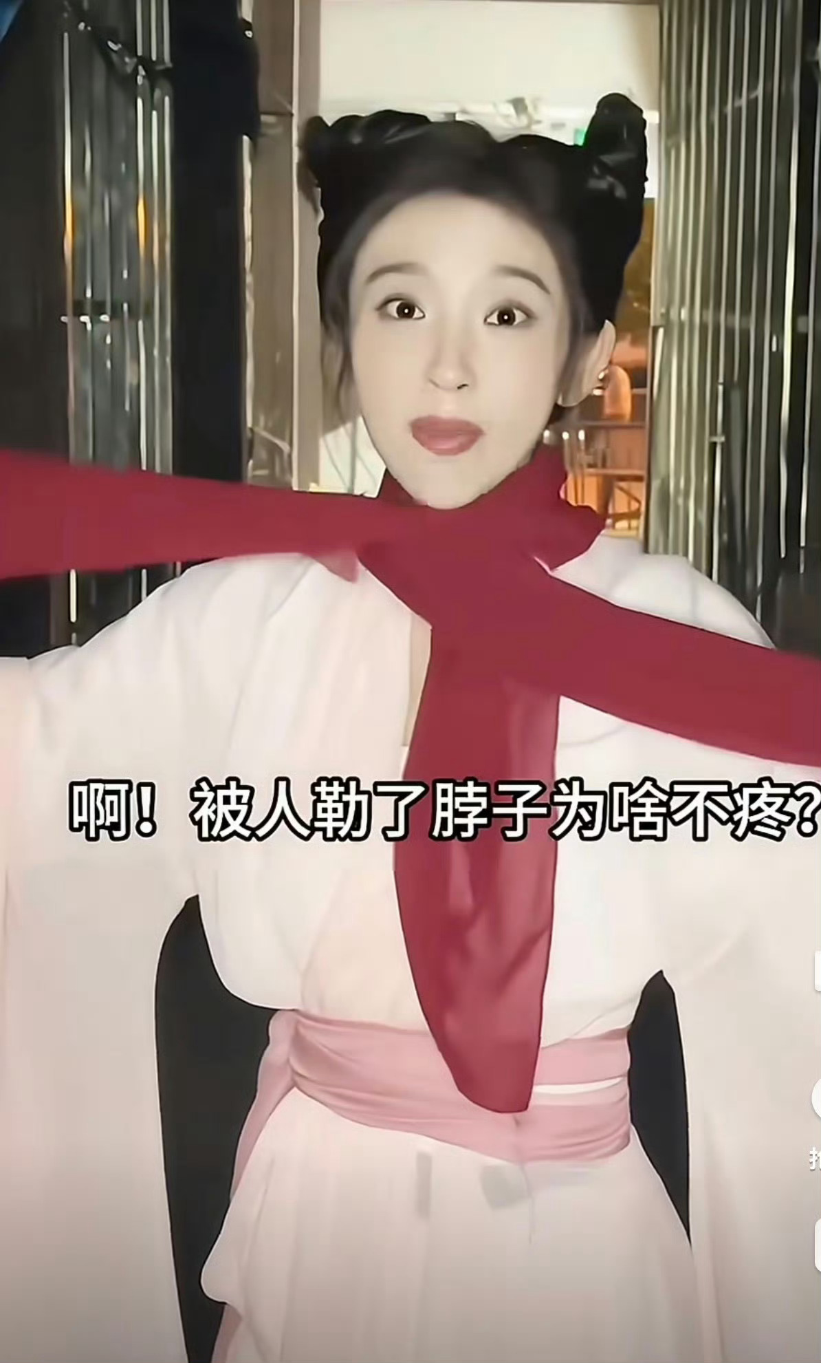 唐艺昕咋这么可爱唐艺昕真的自带甜妹buff，笑起来弯弯的眉眼太有感染力了，没有刻