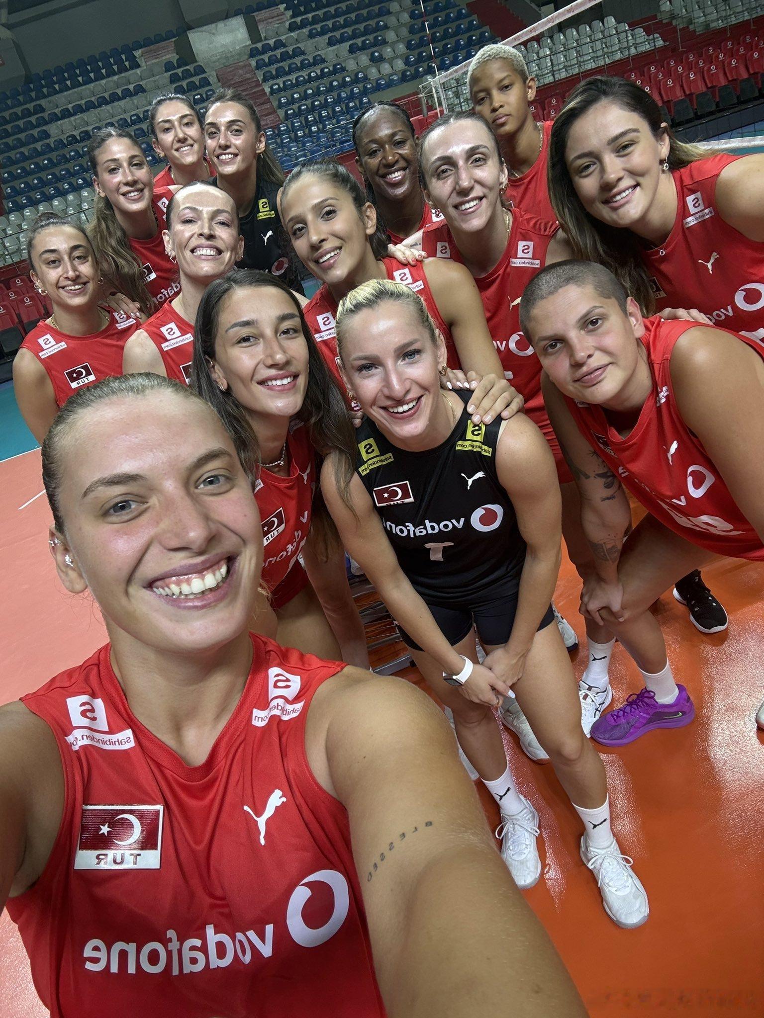 🔴 🇹🇷 土耳其女排公布2025年泰国世锦赛参赛阵容👇，年轻二传迪拉伊落