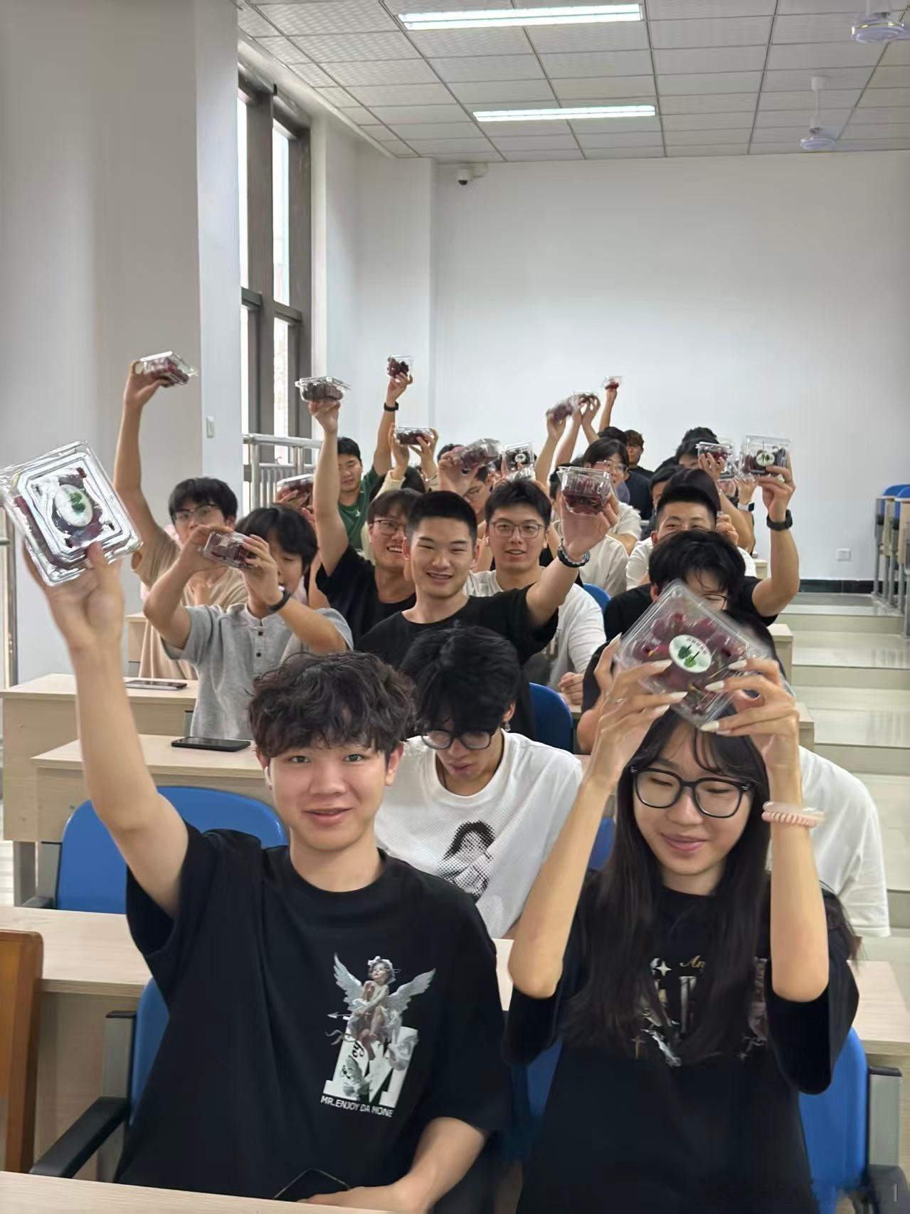 惊喜送达！一万多份饱满车厘子直接送到手，大，大学生的夏日快乐已签收！这波福利狠狠