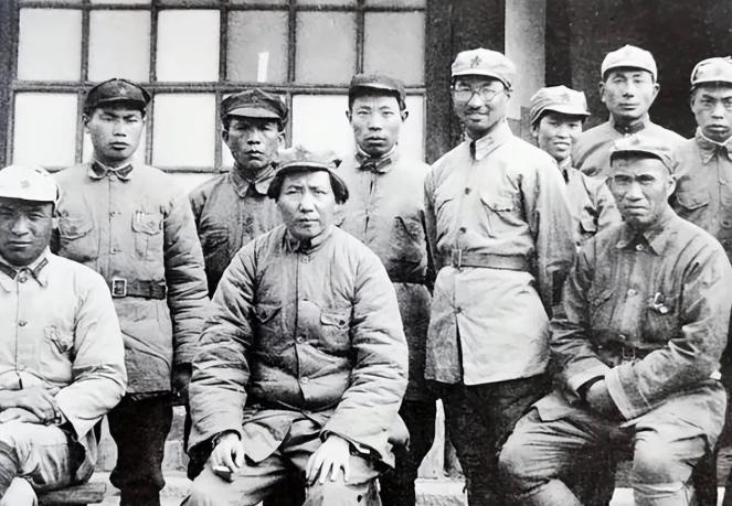 1947年，延安已不安全，毛主席调陈赓来保卫陕甘宁，陈赓却一句话不说，会上不表态