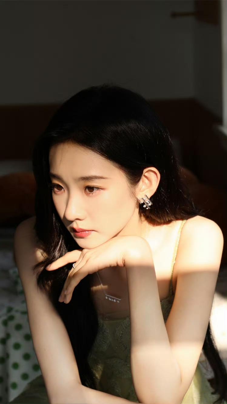 艺凡吊带纱裙，清新怡人[奸笑]
张艺凡