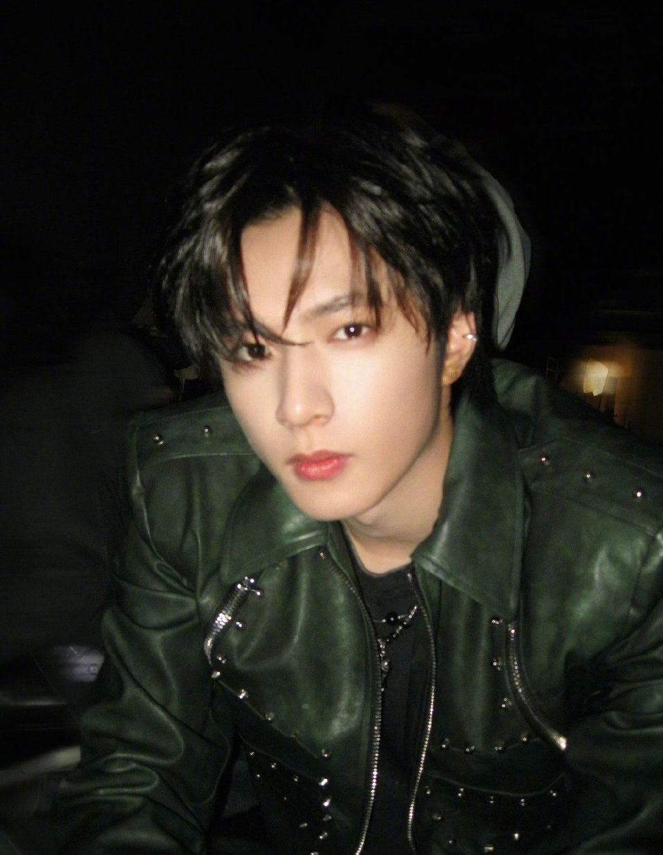 刘耀文｜新歌2 MANY 营业自拍，身穿NFVZ 皮衣夹克，无惧怼脸镜头，雕刻般