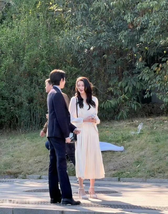 身高172被称作“内娱男演员身高照妖镜”的关晓彤，居然被衬成了小鸟依人，内娱总算