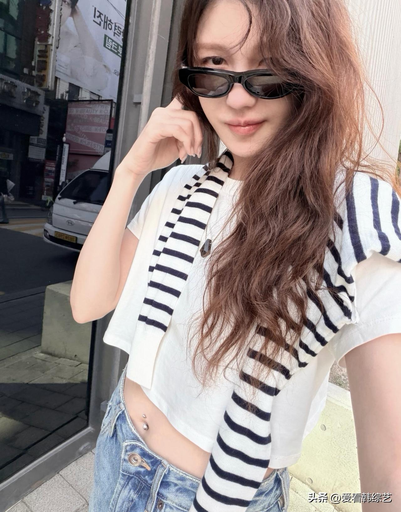 近日，演员李智雅在Instagram上发布了多张照片。照片中，李智雅身穿露脐上衣