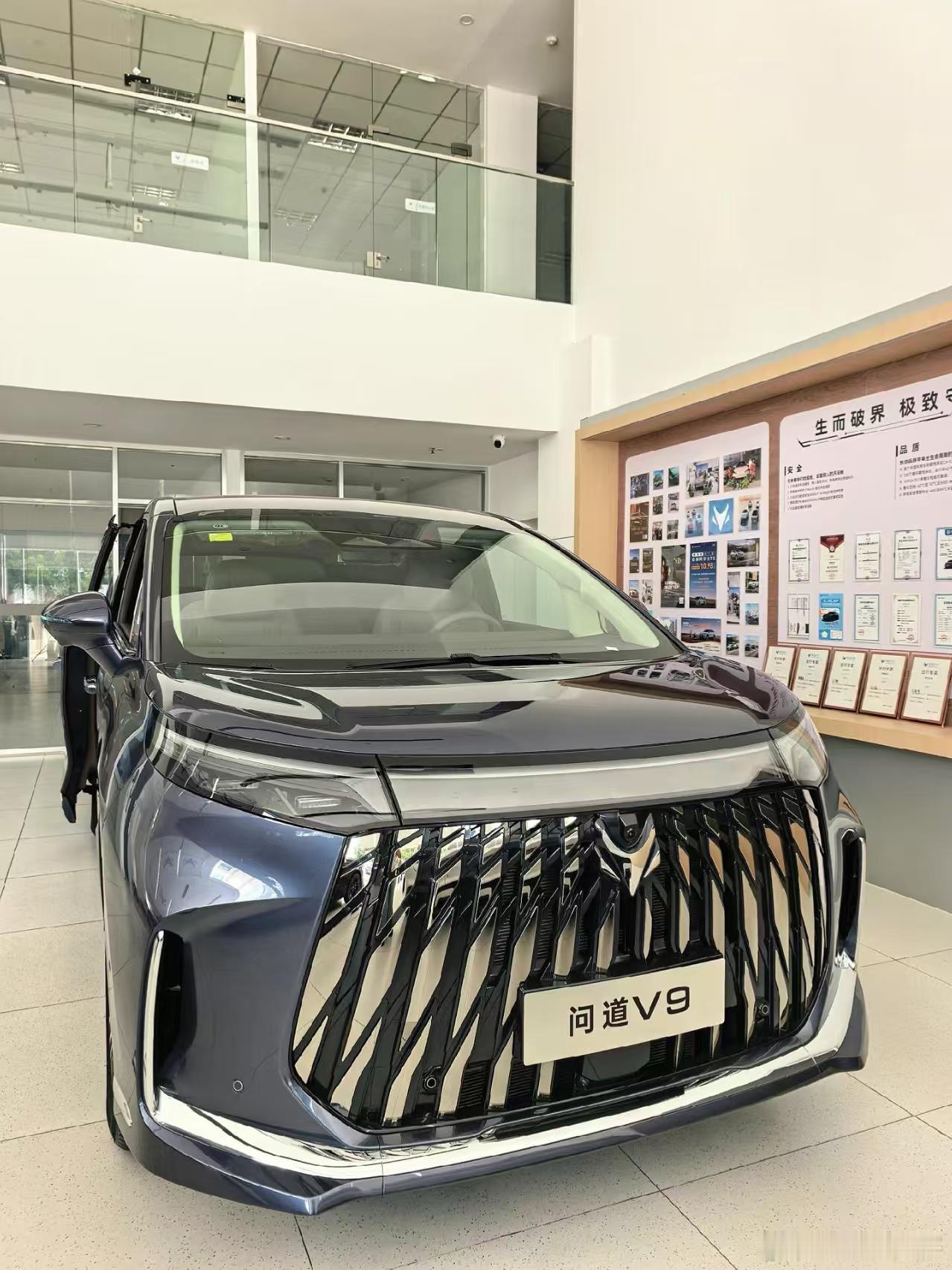 5米3七座MPV，华为雪鸮增程纯电310、综合1330，二排双零重力带16点按摩