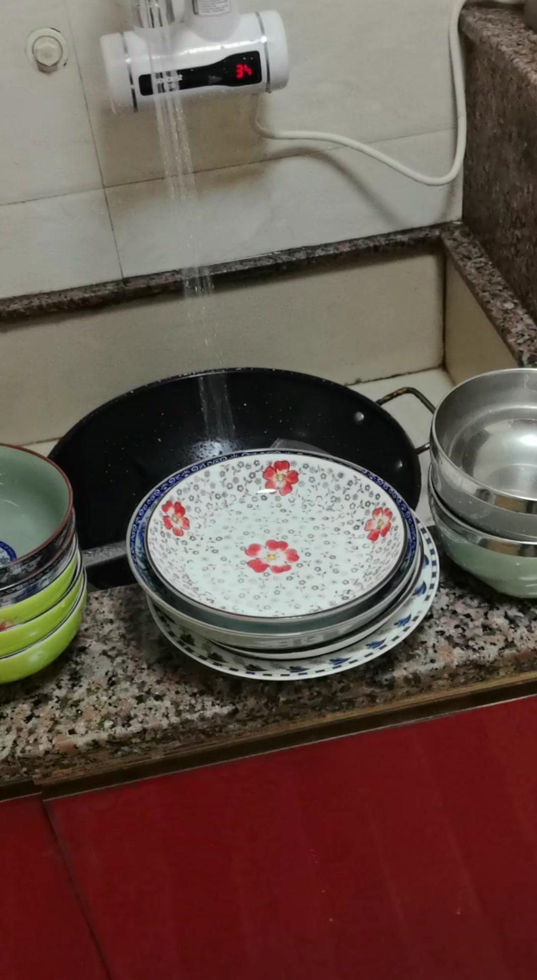 🏠流水转眼，岁月就怕上了眉。看着父亲在厨房洗碗的身影，心里突然特别暖。少小时期