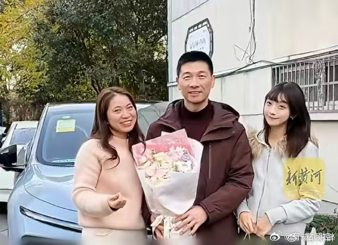 衢州女孩花20万为叛逆期爸爸圆梦 爸爸怕被时代落下拼命学新事物，女儿花20万悄悄