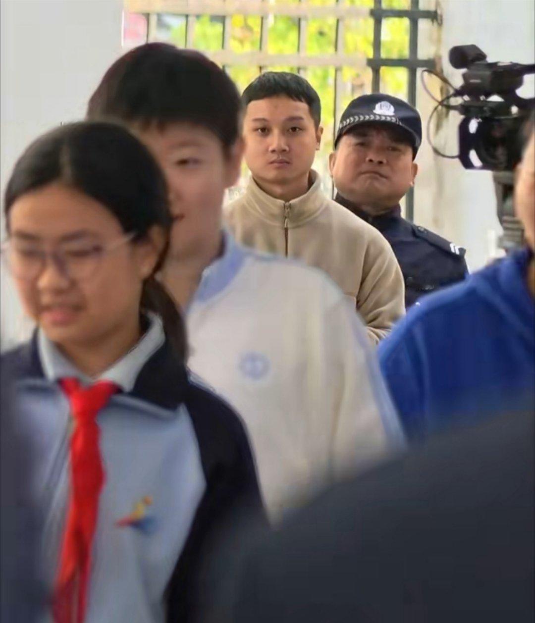 反差萌拉满！国乒大魔王孙颖莎遇游戏bug，专注模样萌翻全网孙颖莎呆萌面对游戏bu