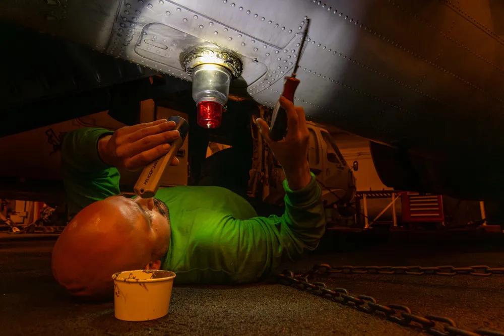 在航空母舰上，技术含量最高的就是维修保障士兵。
2025年12月16日，菲律宾海