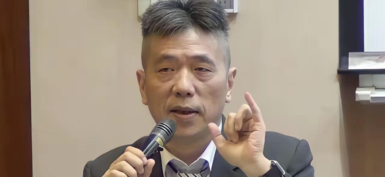 台湾时事评论员蔡正元爆料：曾经有位绿营的所谓军事专家放话，要在台湾海峡布一万颗水