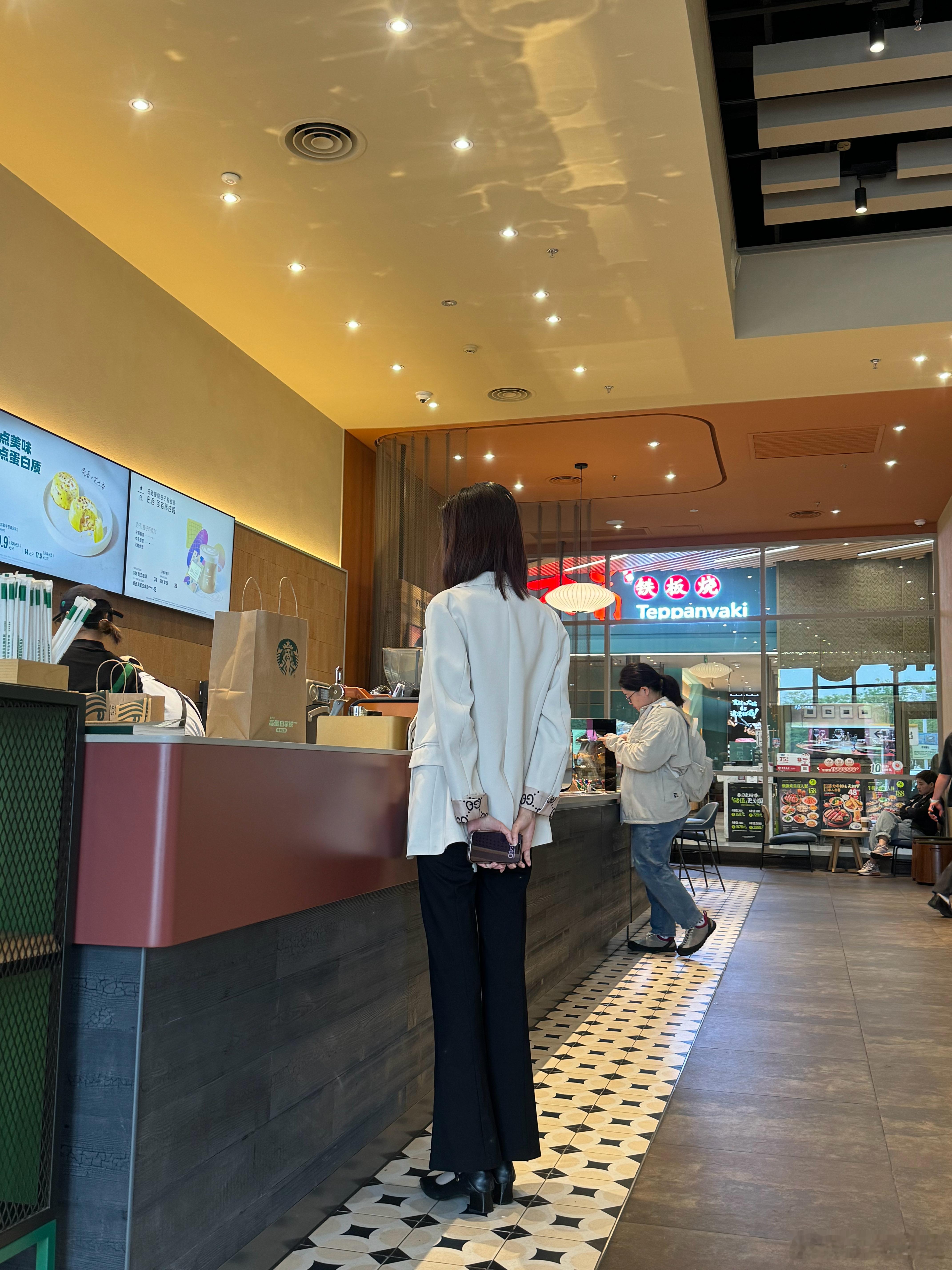 这身打扮像极了我的秘书出门在外 别人以为我是个老板 