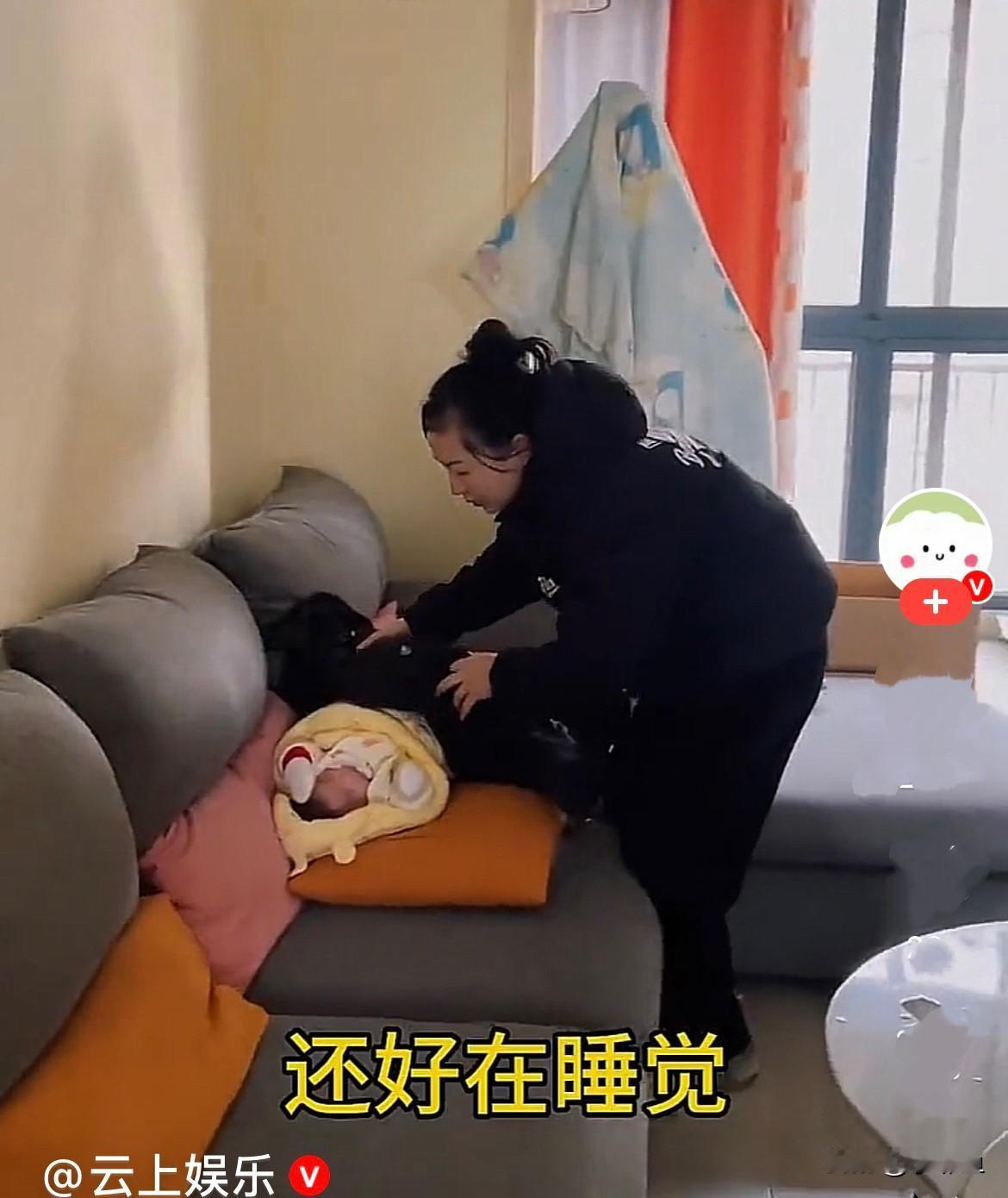 近日，湖北一对小两口要回家过年了，那个高兴劲就别提了，带上了吃的，带上了喝的，带