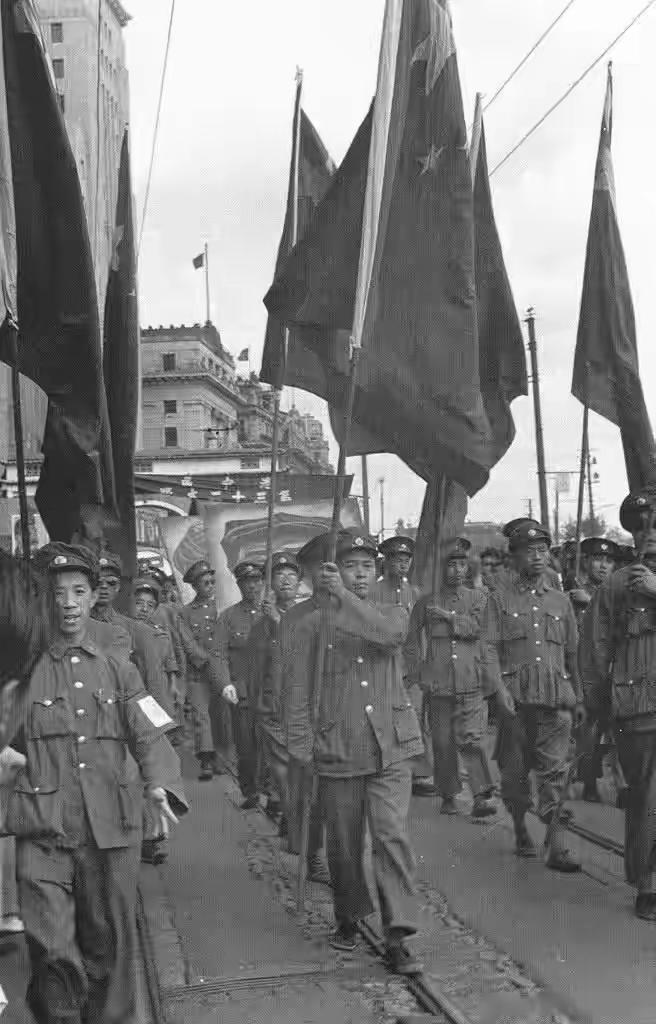 1933年，鬼子把一小媳妇摔在炕上，扑上去就要解她的腰带。小媳妇拼命挣扎，绝望时