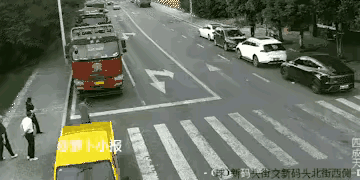 稀里哗啦了！
是走路看手机惹的祸，还是目无交通法规，只管低头走路，不管车辆过往？