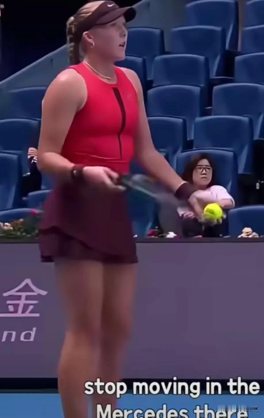 承认吧！
有一些东西，钱还是真的买不到…
中国网球公开赛现场，一位女子在奔驰贵宾