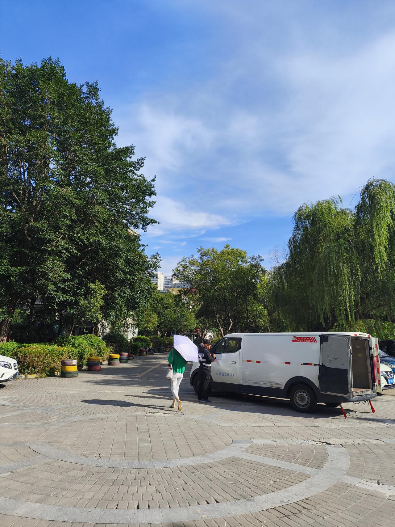 之前跟户外团队去粤北深山徒步，在海拔千米的无人山区，就我移动网络稳如老狗，画面一