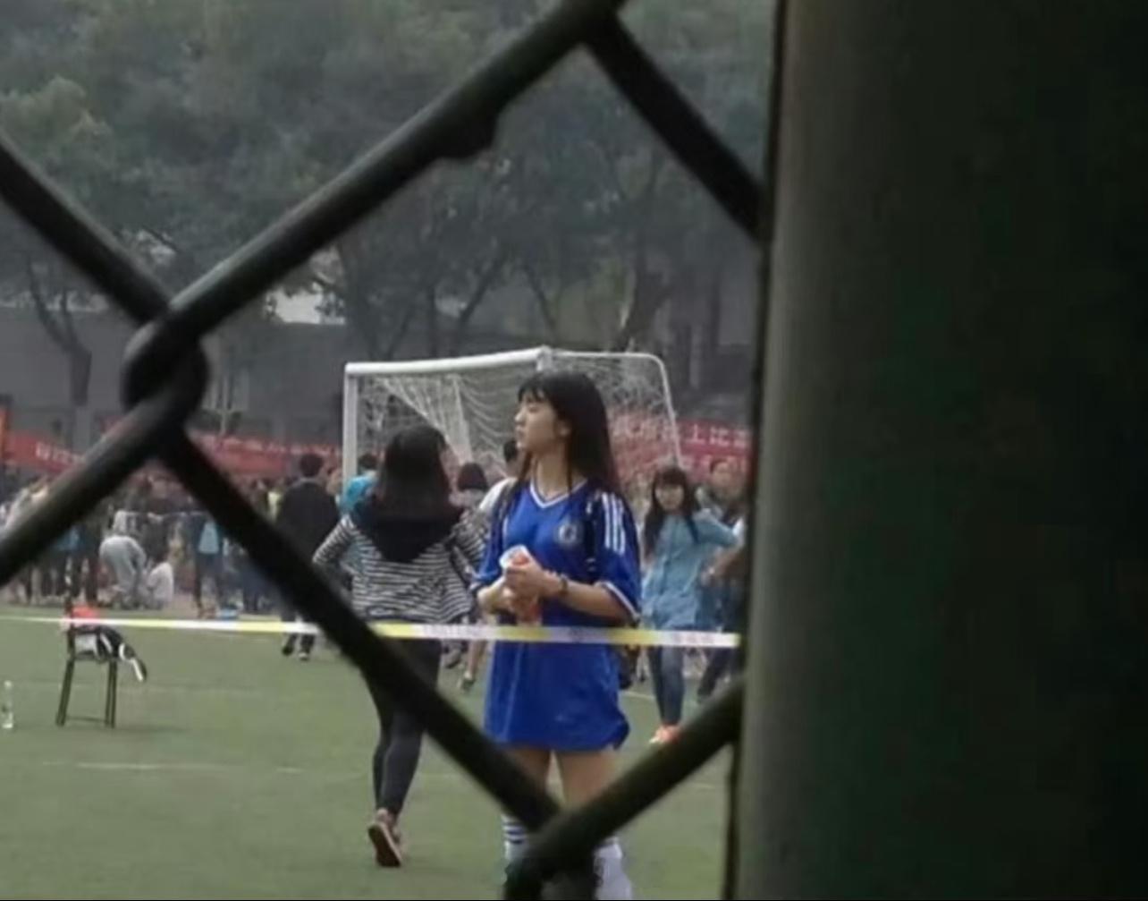 🍉田曦薇早期⚽️足球球迷     图一13-14年切尔西赛季主场球衣     