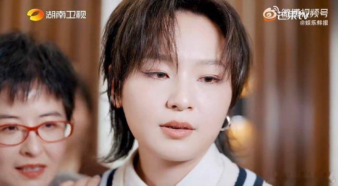 周笔畅录广播剧被逼疯湖南卫视背后周笔畅录广播剧挑战反差超大的红女王角色，全程努力