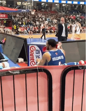 没别的，刘维伟教练必须向韦斯特庞道歉，作为一个教练，你没带队赢球，把情绪撒到球员