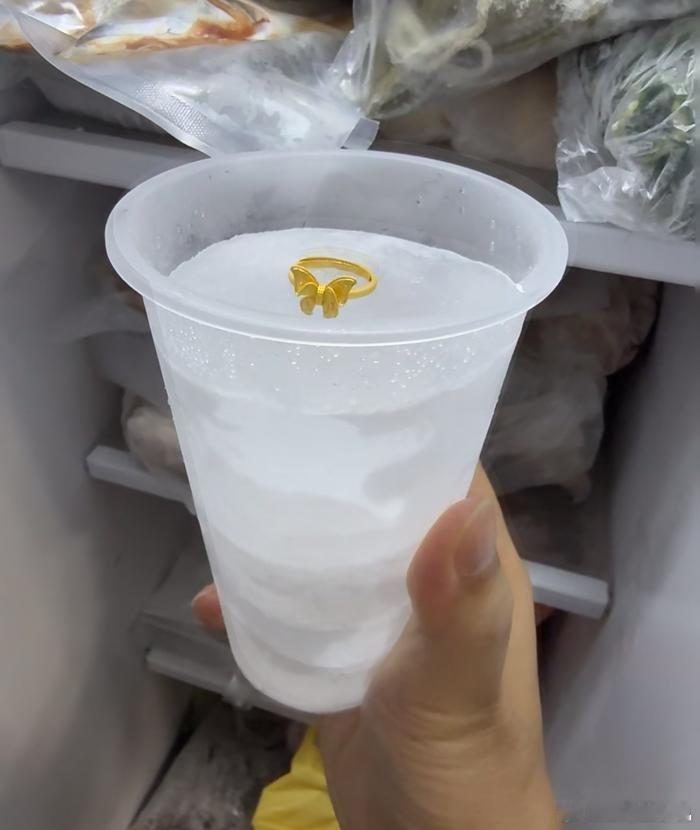 出远门一定要记得在冰箱里放戒指尤其是夏天天气比较炎热，食物很容易变质，即使放在冰