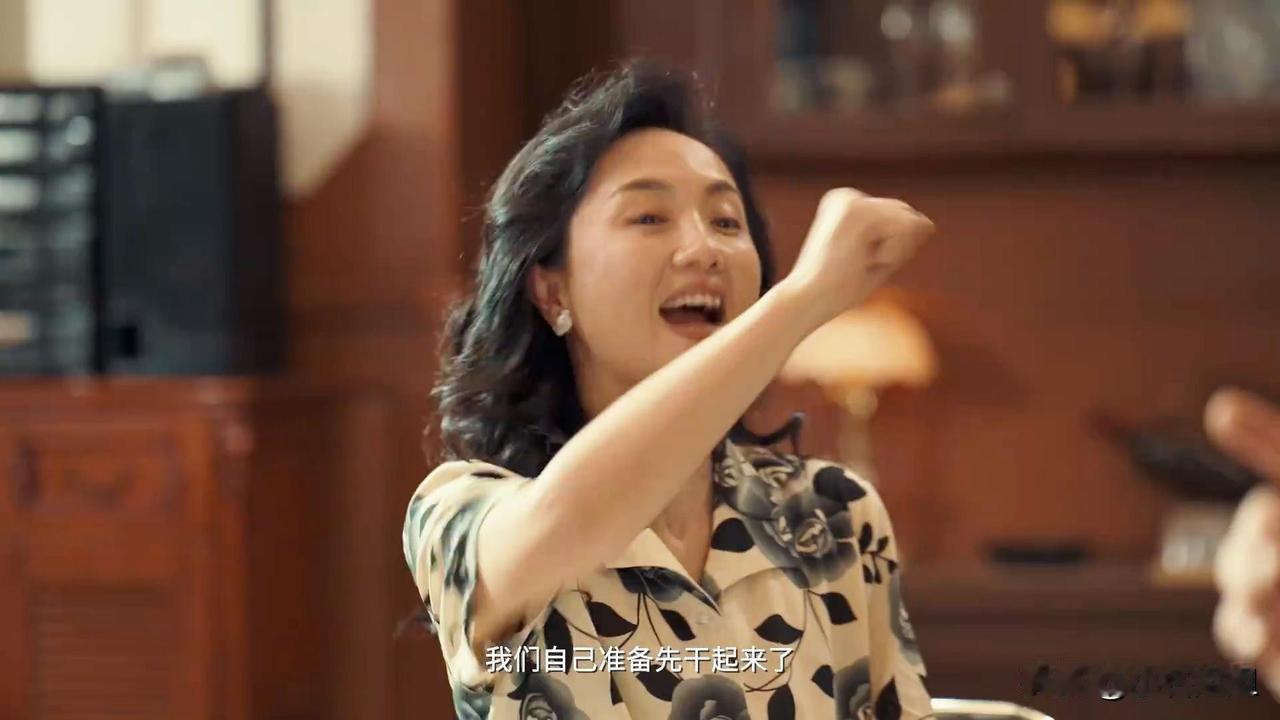 最让人泪目的，  
不是《小城大事》收视破2，  
也不是赵丽颖剪发素颜拼转型，